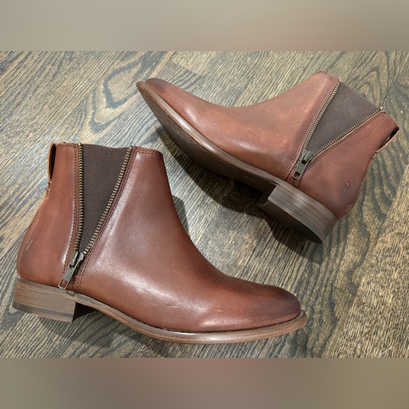 FRYE | Leather Carly Chelsea Boot (8) - Picture 2 of 12